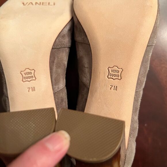 NWOB Vaneli Taupe Suede Open Toe Heels Bootie Cut Out Knot Detailing Size 7 M - Picture 7 of 7